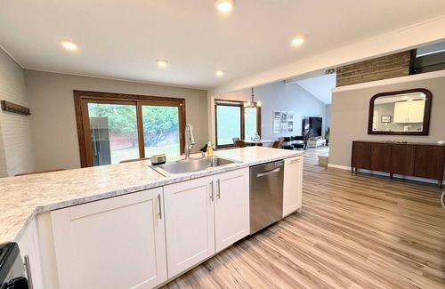 Gahanna House | Gahanna Luxury family/group retreat 5BR: 2K 2Q 1DB 3BA. Beautiful and spacious!