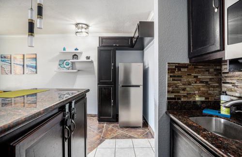 Galveston Apartment | Galveston Condo With Resort Amenities - Sleeps 5