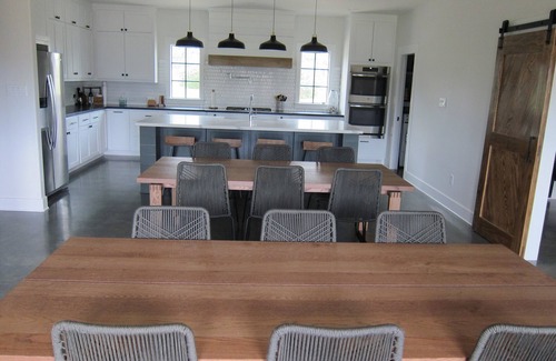 College Station House | Game Day/Large Group Rental on Beautiful 30 acre Property. 7.5 Miles from TAMU