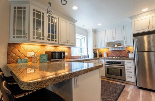 Mission Beach Cottage | Garage Parking, AC, Kid Friendly, 45 seconds from the beach!