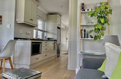 Constantia Cottage | Garden Cottage in tranquil leafy Constantia with Solar backup