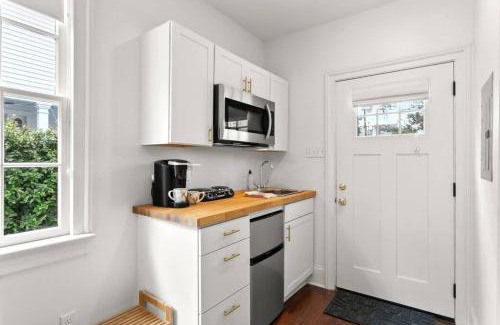 Touro Apartment | Garden District Studio Apartment - Gated Parking
