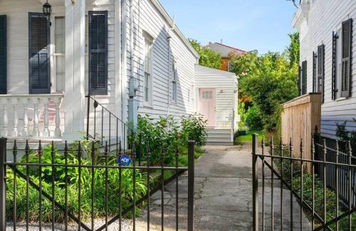 Touro Apartment | Garden District Studio Apartment - Gated Parking