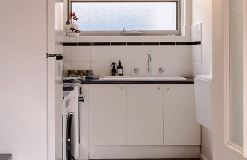Brunswick North Apartment | Garden Gem: Coburg Leafy Apt.
