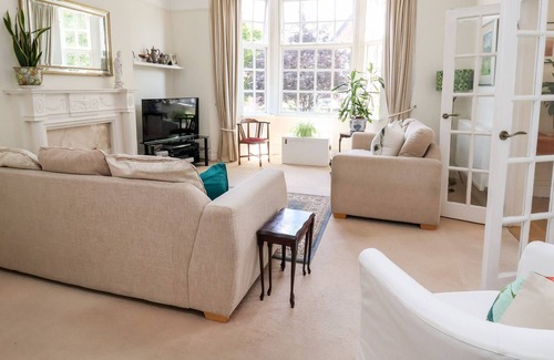 New Brighton Cottage | GARDEN SUITE, family friendly, with a garden in New Brighton