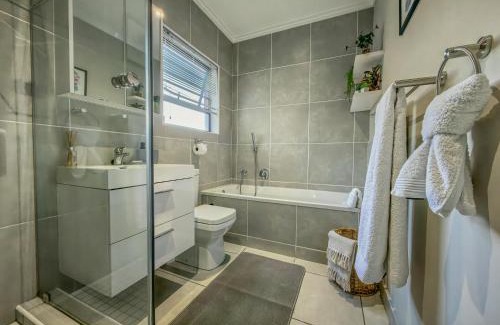 Greater Johannesburg Metropolitan Area Apartment | Garden Unit Inverter,nespresso,blender,netflix