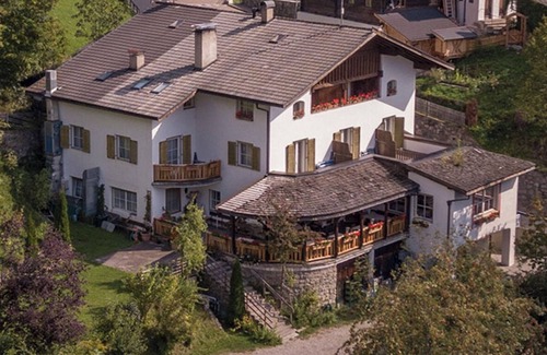 Santa Valburga Apartment | Gasthof Kirchsteiger 'Zimmer 2' with Lake View, Shared Terrace and Wi-Fi