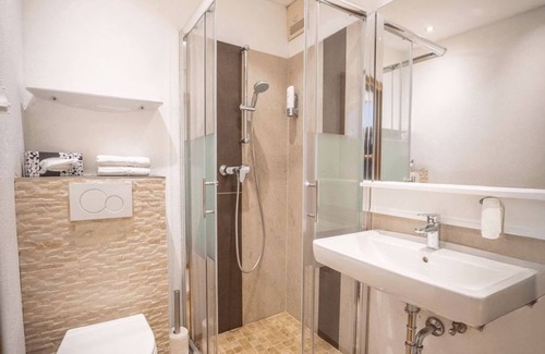 Filzmoos House | Gasthof Krahlehenhof - single room, shower, WC