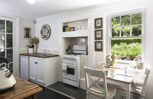 Sassafras Cottage | Gatehouse Cottage At Moulton Park Estate - Nestled amongst an extensive English inspired garden at the original Moulton Park.