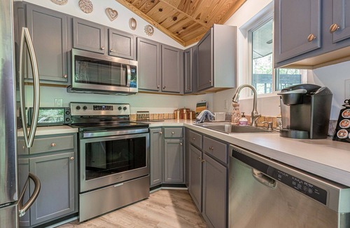 Dahlonega House | Gem - Fireplace - Forest - Relax - Wineries - Fire Pit - Grill - ROKU-Vibe-Queen