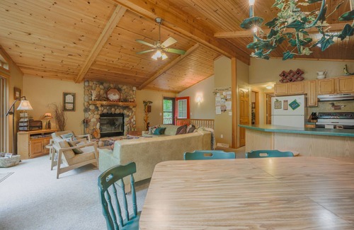 Hayward House | Get To The Lake! Canoes & kayaks included. Sand bottom swimming + good fishing!