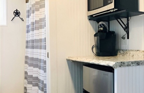 San Saba Cabin | Getaway In The Heart Of Texas. 5 Minutes From Colorado Bend State Park.