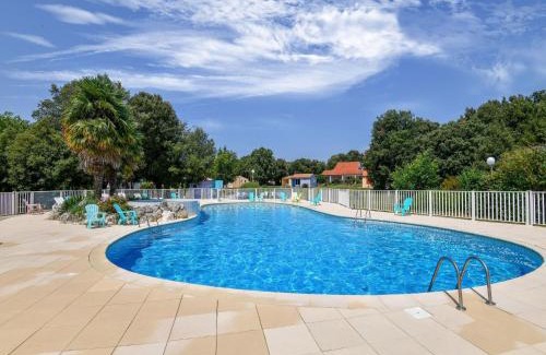 Saint-Savinien House | Gîte in holiday park with swimming pool