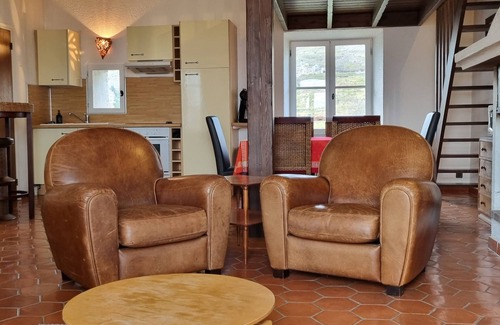 Gourdon Apartment | Gîte in the heart of the village "Plein Ciel"