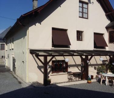 Izeste House | GITE "LES SAPINS"