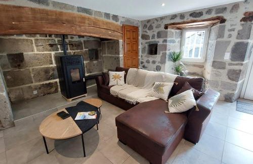 Saint-Etienne-de-Carlat House | Gite pour 6 personnes à 15 min dAurillac Cantal