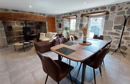 Saint-Etienne-de-Carlat House | Gite pour 6 personnes à 15 min dAurillac Cantal