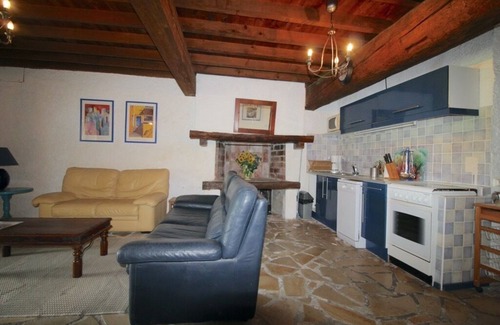 Fanjeaux House | Gîte Tournesol: renovated farmhouse with swimming pool and panoramic view of the Pyrenees mountains
