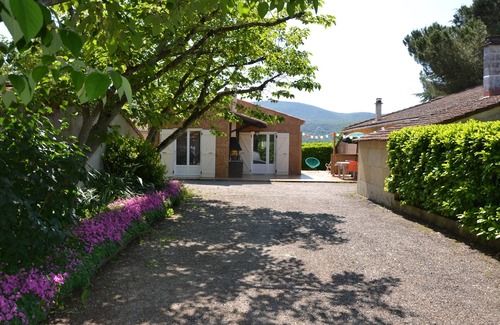 Lagorce Cottage | Gîte with barbecue and enclosed terrace close to shops and rivers