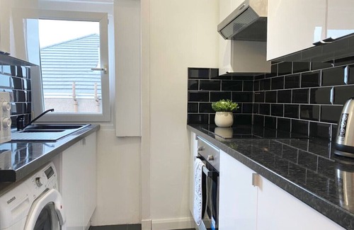 Cardonald Apartment | Gladsmuir House - three bedroom upper near motorway and train station Glasgow