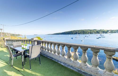 Glandore House | Glandore Cliff Cottage Getaway - Sea Access with Private Pier