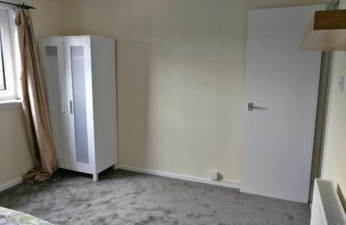 North West House | Glasgow Double Room Free Parking