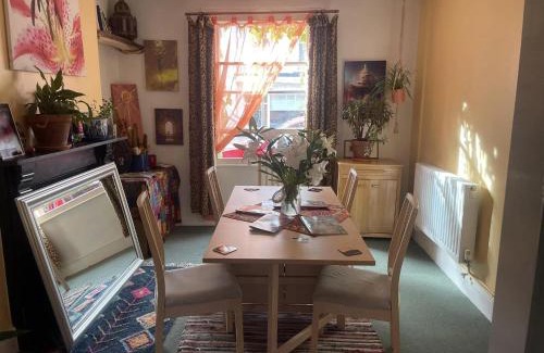 Glastonbury House | Glastonbury 2-Bed House Sleeps 6 & Pet Friendly