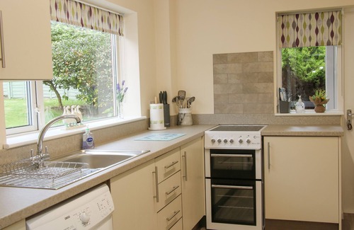 Madeley Cottage | GLEN HELEN, family friendly, with a garden in Madeley