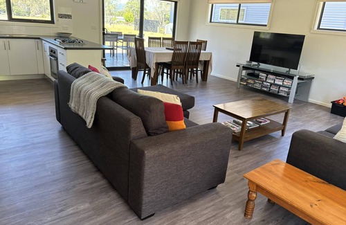 Halls Gap House | Glendene Halls Gap. Beautiful Mountain views. Directly behind shopping strip.