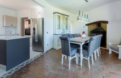 Estombar Villa | Glorious Carvoeiro Villa | 4 Bedrooms | Quinta Pedro 8 | Tennis Court | Pool.
