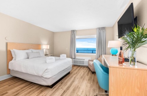 Traverse City Hotel | Gold Coast Inn Breathtaking Sunsets Standard Lake View Room 304