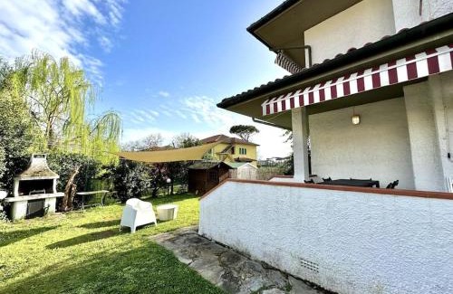 Marina di Pietrasanta House | Golden Luxe - Villa private garden next the Sea