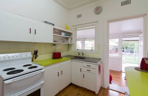 North Manly House | 'Golden Triangle' location. Perfect if renovating, moving or on extended stay