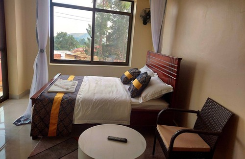 Ibanda Hotel | Golden View Hotel Ibanda