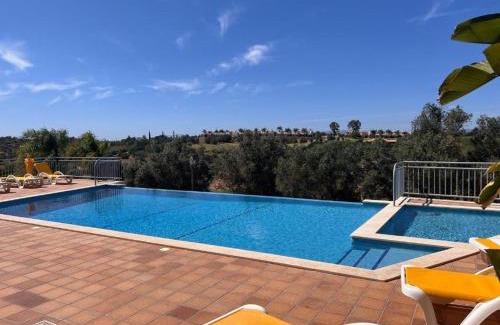 Estombar Apartment | Golf - Vale Da Pinta T2 com Piscina, Wi-Fi e Ar Condicionado