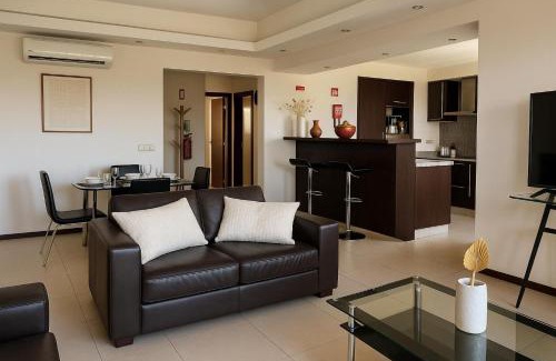 Estombar Apartment | Golf - Vale Da Pinta T2 com Piscina, Wi-Fi e Ar Condicionado