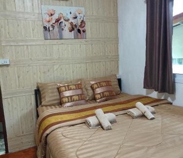 Ko Mook Bed & Breakfast | Goodluck village house