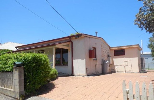 Goolwa House | Goolwa Cottage 11 Hutchinson - BYO Linen - Pet Friendly