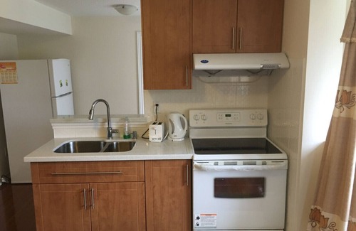 Ajax House | GORGEOUS 1 BDR PRIME KITCHEN No sharing spaces/WIFI+ Parking