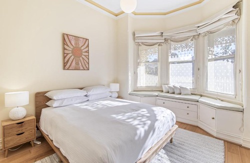 Brunswick House | Gorgeous 2-Bed Victorian Home in Artsy Suburb
