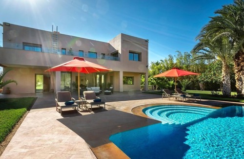 Annakhil Villa | Gorgeous 6 rooms villa : Spacious green space with a huge pool