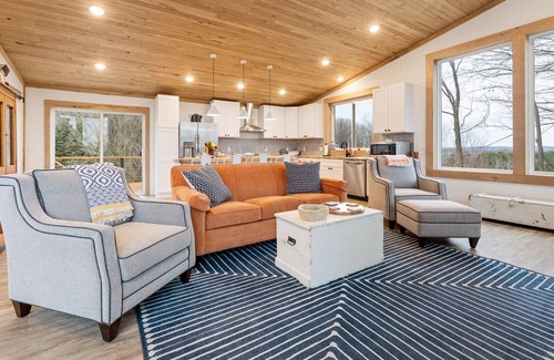 Williamsburg Cabin | 🐎 Gorgeous 6BDR Farmhouse w/ Stables & 3 Paddocks ➠ 9246!