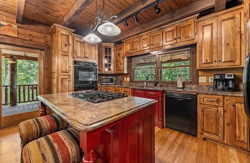 Ellijay Cabin | Gorgeous Creekside Lodge! Sleeps 14! Guesthouse with Huge Game Room! Huge HotTub