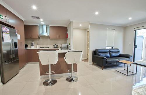 Westminster House | Gorgeous Family House near Shops