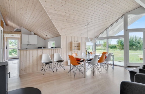 Dannemare House | Gorgeous home in Dannemare with kitchen