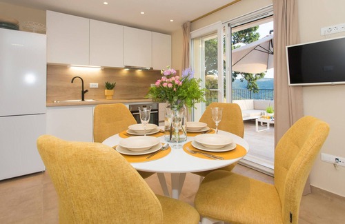 Split House | Gorgeous home in Srinjine with kitchen