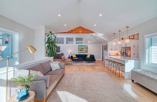 North Boulder House | Gorgeous home in the peaceful Wonderland lake neighborhood