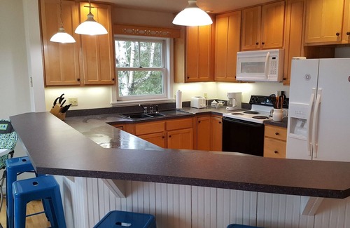 Arcadia Cottage | Gorgeous Lakefront House, AC, Private Dock, Kayaks, Canoe, Paddleboards.