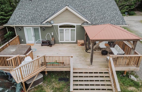 Huntsville House | Gorgeous Muskoka cottage with hot tub