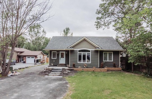 Huntsville House | Gorgeous Muskoka cottage with hot tub